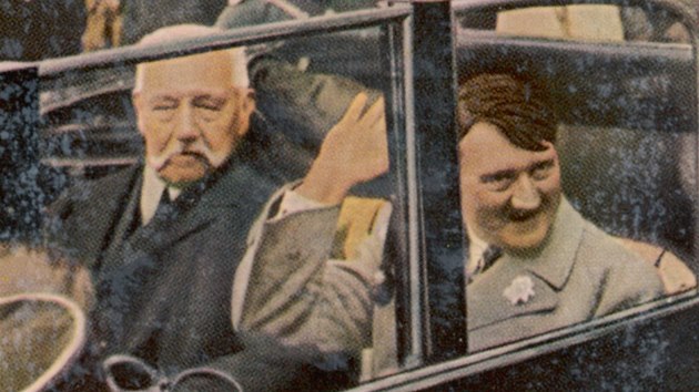 Adolf Hitler a Paul von Hindenburg v roce 1933