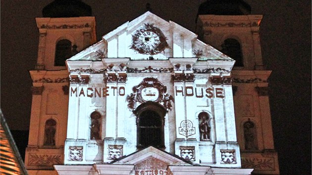 Součástí oslavy Bosch Diesel byla i projekce na budovu kostela sv. Ignáce v Jihlavě. (9. prosince 2011)