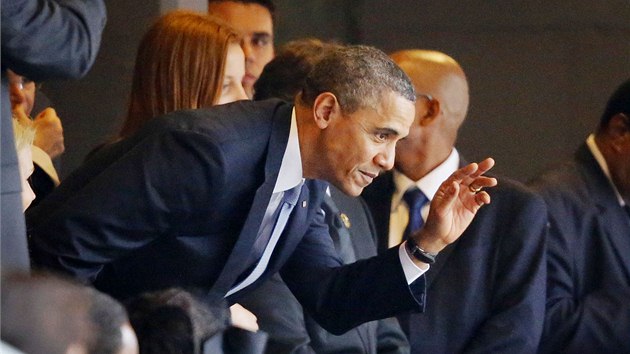 Prezident USA Barack Obama na vzpomnkov akci na poest zemelho Nelsona Mandely na fotbalovm stadionu v Johannesburgu. (10. prosince 2013)
