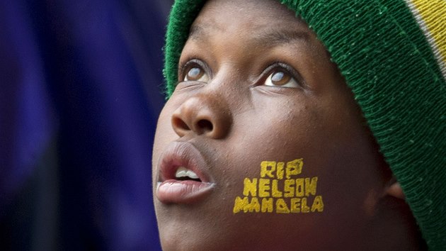 Jihoafrický chlapec sleduje vzpomínkovou akci na poest zemelého Nelsona
