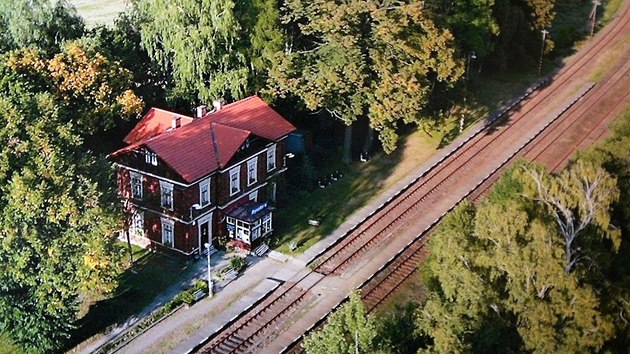 Železniční stanice Rynoltice v Lužických horách je zasazena do zeleně a v sezoně bývá plná květin.
