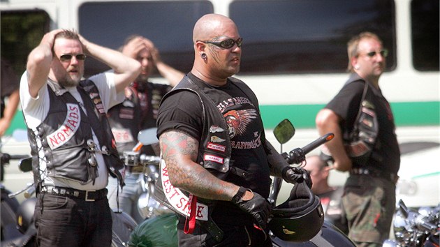 Sraz motork z Hells Angels v praskm kempu Dbn (erven 2005)