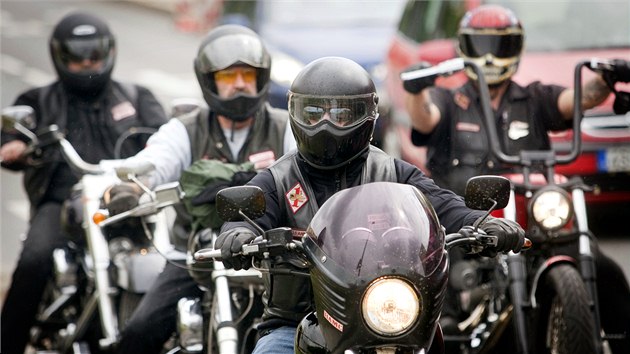 Sraz motork z Hells Angels na praskm koupaliti Dbn (kvten 2010)