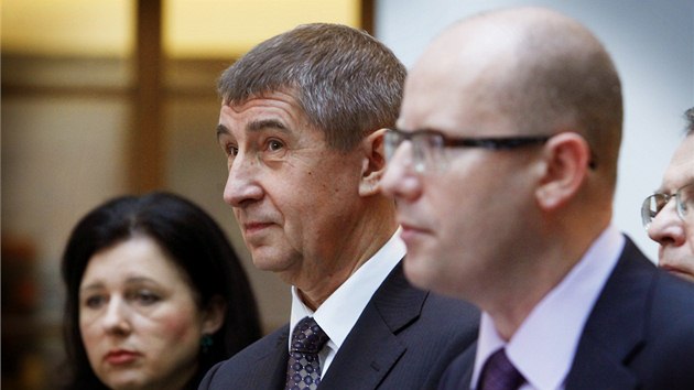 Vra Jourov, Andrej Babi a Bohuslav Sobotka pi tiskov konferenci, na kter pedstavuj vsledky jednn o koalin smlouv. (13. prosince 2013)