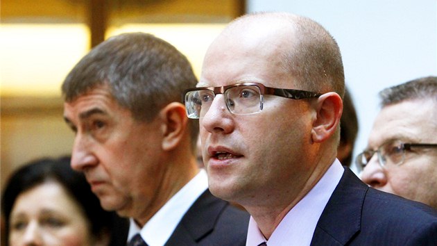 Andrej Babi a Bohuslav Sobotka pi tiskov konferenci, na kter pedstavuj vsledky jednn o koalin smlouv. (13. prosince 2013)