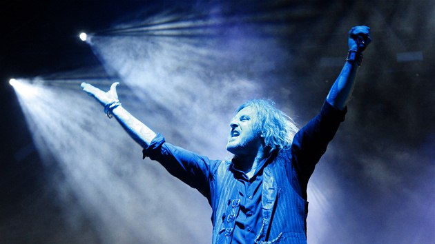 3. ČERVENCE Začal hudební festival Rock for People. Kapela Kabát na něm předvedla ochutnávku ze svého úspěšného turné s bigbandem.