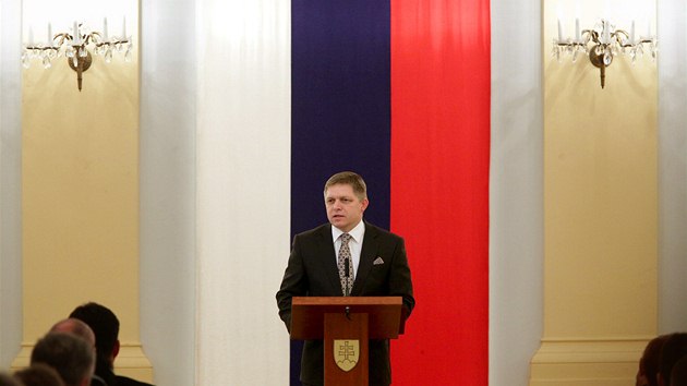 Slovenský premiér Robert Fico oznámil svou kandidaturu na prezidenta. Učinil tak v historické budově Slovenské národní rady poté, co zhodnotil dosavadní práci svého kabinetu. (18. prosince 2013)