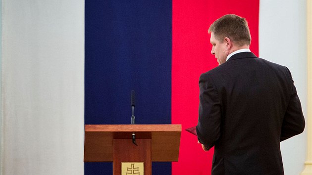 Slovensk premir Robert Fico oznmil svou kandidaturu na prezidenta. Uinil tak v historick budov Slovensk nrodn rady pot, co zhodnotil dosavadn prci svho kabinetu. (18. prosince 2013)
