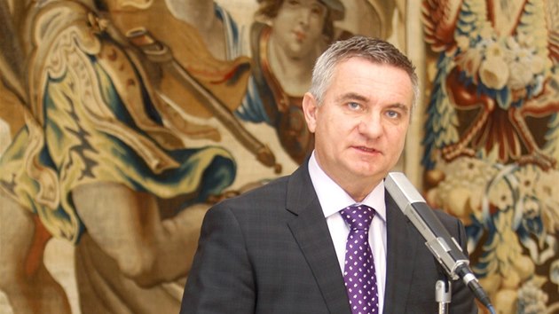 Kancl prezidenta Zemana Vratislav Myn oznmil na tiskov konferenci, e podal dost o provrku Nrodnho bezpenostnho adu na stupe psn tajn. (19. prosince 2013)