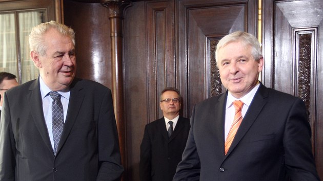 Prezident Milo Zeman a premir Ji Rusnok poktili knihu o Kramaov vile (16. prosince 2013).
