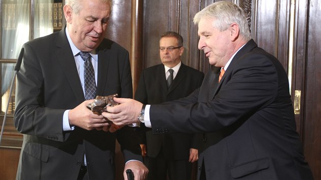 Prezident Milo Zeman dal premirovi Jimu Rusnokovi k Vnocm malou sochu lva (16. prosince 2013).