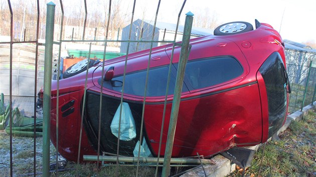 Peugeot 206 prorazil plot a skonil na levm boku. (17. prosince 2013)