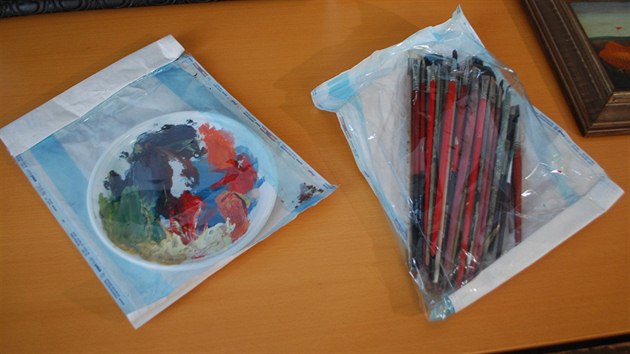 Policie při domovní prohlídce u falzifikátora našla i štětce a temperové barvy. (19. prosince 2013)