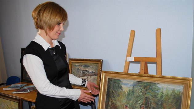 Ostravská kriminalistka Lenka Burdigová u jedné napodobeniny díla valašského malíře. (19. prosince 2013)
