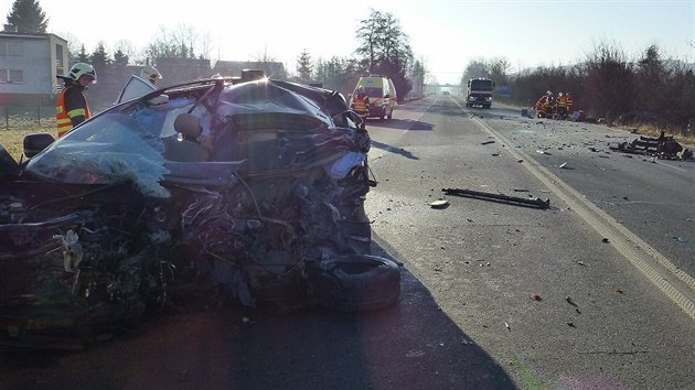 Tragick nehoda, pi kter zahynuli oba idii, na pt hodin zastavila provoz na frekventovan silnici I/56. (19. prosince 2013)