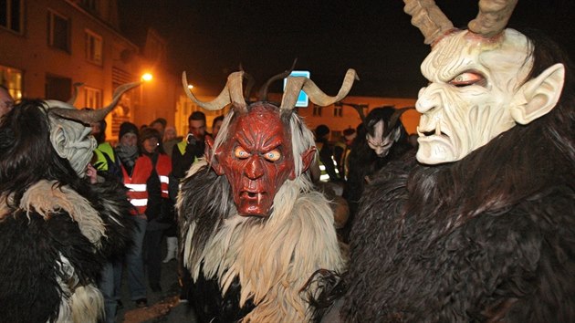 Masky krampus jsou vyezvan ze deva.