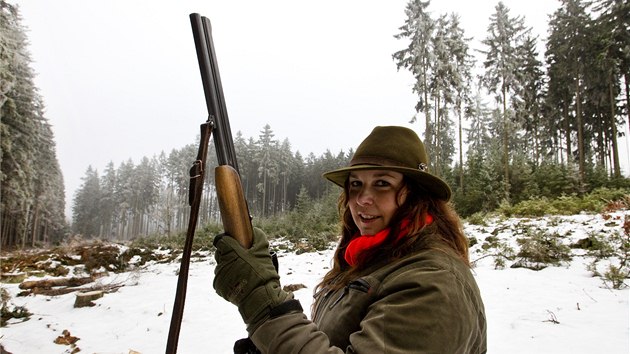 Klubov� nah��ka pro Klub D�my �esk� myslivosti. Na sn�mku je p�edsedkyn� klubu Ji�ina �p�lov�.