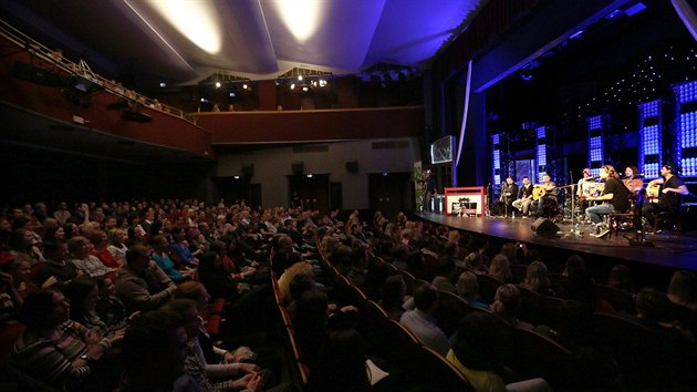 Richard Krajo a kapela Krytof na koncert v Praze, na nm vyvrcholila sbrka pro dti nemocn rakovinou (14. prosince 2013)