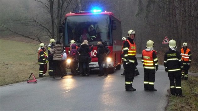 Hasii likviduj nsledky nehody autobusu u Osen na Liberecku. Vtina pasar byly dti.