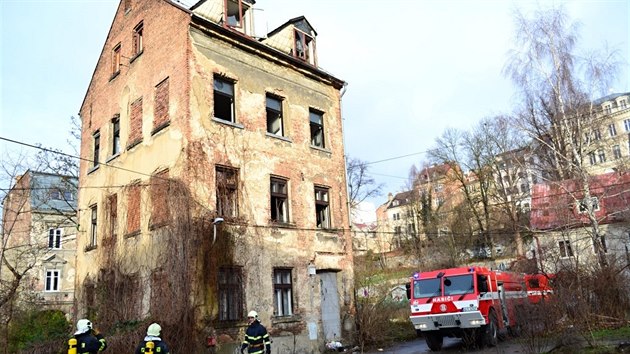 Ze tvrtho patra hocho vybydlenho domu v Liberci, hasii zachrnili est lid i se psem. (15. prosince 2014)