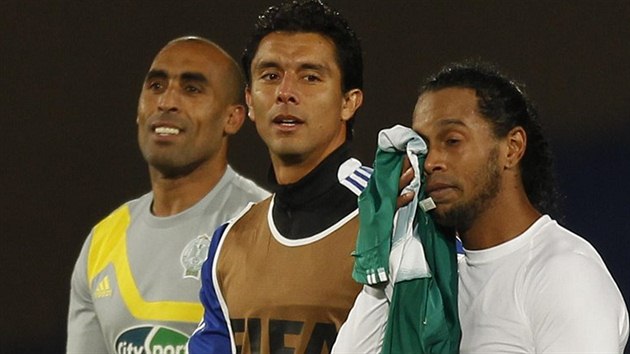 Ronaldinho (tetí zleva) po prohraném semifinále na MS klub. Jeho Atletico...
