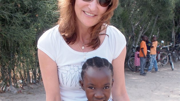 Beata Rajská při své cestě po Africe, kde také učila šít tamní ženy.