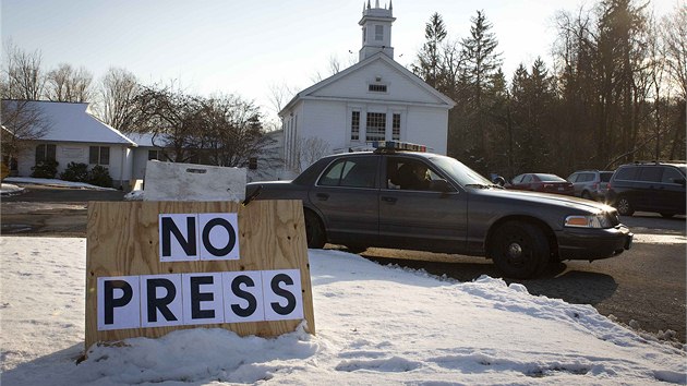Obyvatel Newtownu podali novine, aby je v den vro masakru nechali o samot. (14. prosince 2013)