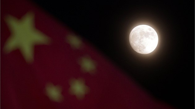 Číňané se zatím mohou na Měsíc dívat pouze z dálky. Tamní výzkumníci však plánují, že kolem roku 2020 by na povrch souputníka Země mohla došlápnout noha čínského kosmonauta. (15. prosince 2013)