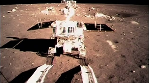 Přistávací modul vyfotografoval Nefritového králíka, když sjížděl na povrch Měsíce. (15. prosince 2013)