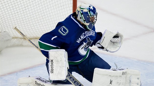 Brank Vancouveru Roberto Luongo zasahuje. 