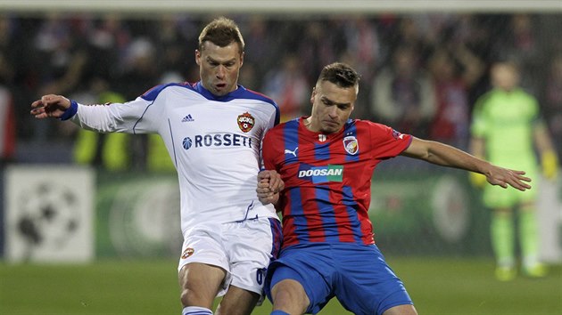 TVRD SOUBOJ. Plzesk tonk Stanislav Tecl (vpravo) a Alexej Berezuckij z CSKA Moskva v tvrdm souboji.