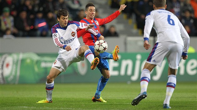 BOJOVNK. Plzesk zlonk Milan Petrela (v ervenm) se sna probt obranou CSKA Moskva.