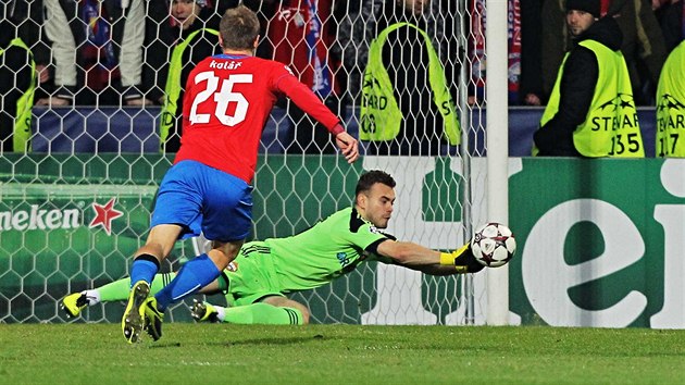 TO GÓL NEBUDE. Branká� Igor Akinfejev z CSKA Moskva chytá st�elu, která let�la...