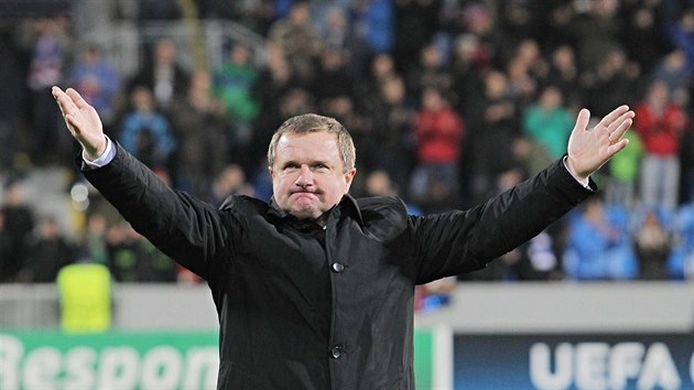 BYLI JSTE SKVL. Trenr plzeskch fotbalist Pavel Vrba dkuje fanoukm. Po pti letech v klubu kon.