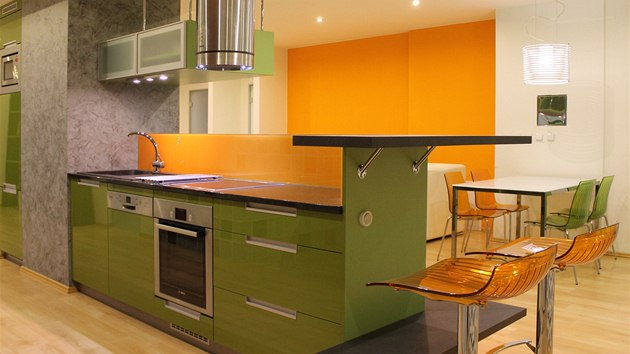 Zelen a oranov barva se v kuchyni opakuj.