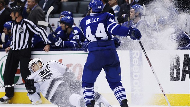 Dustin Brown z Los Angeles pad po souboji s  Morganem Riellym z Toronta.