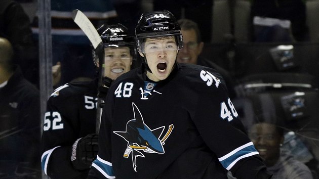 Tom Hertl (vpravo) ze San Jose se raduje z glu v zpase s Minnesotou. Vlevo je jeho spoluhr  Matt Irwin .