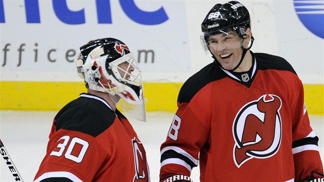 Jaromr Jgr (vpravo) a brank Martin Brodeur se usmvaj po vhe New Jersey nad Tampou Bay.