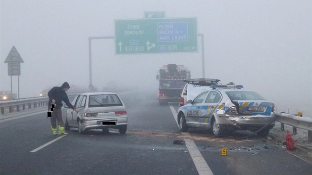 Kdy pijeli prvn kolizi vyeit policist, naboural do jejich vozidla se zapnutmi vstranmi svtly dal automobil.
