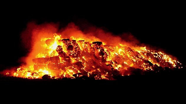 Hasiči z Prostějovska vyjížděli uprostřed prosince k požáru stohu, který někdo zapálil. Plameny bylo vidět kilometry daleko.