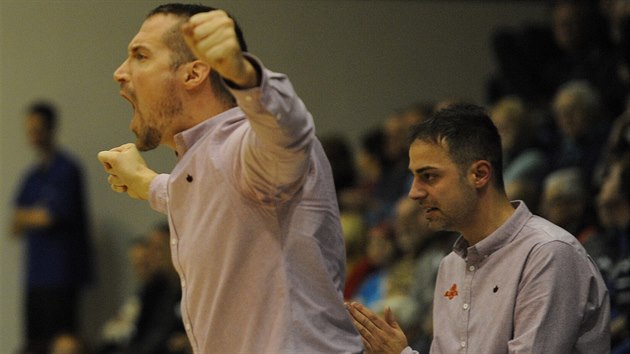 EMOCE. Manaer basketbalist st nad Labem Tom Hrub proval ligov duel na palubovce Dna velmi emotivn.