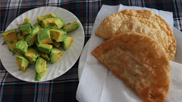 Jedna z typickch sndan, smaen placky empanadas plnn kuecm, vepovm i hovzm masem. A k tomu vten avokdo.