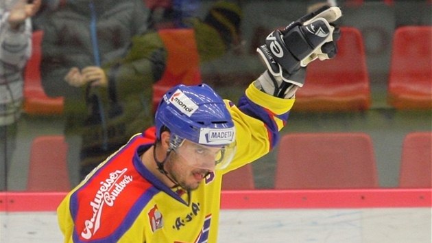 JAKO V NHL. tonk eskch Budjovic Ale Kotalk slav gl z trestnho stlen proti Jihlav. 
