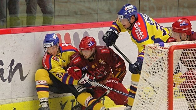 PETLAOVAN. eskobudjovit hokejist Marek Vani (vlevo) a Vclav Skuhrav se sna vydolovat kotou proti jihlavsk dvojce Tom Kalb (vlevo), Radek Hubek. 