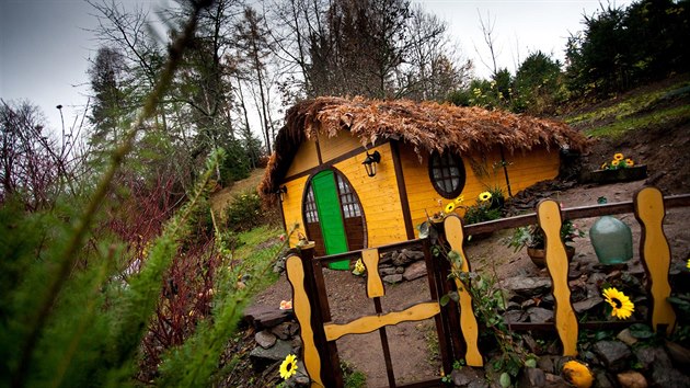 Obdivovatel Tolkiena Svatoslav Hofman staví svůj Hobitín v Šedivinách v Orlických horách.