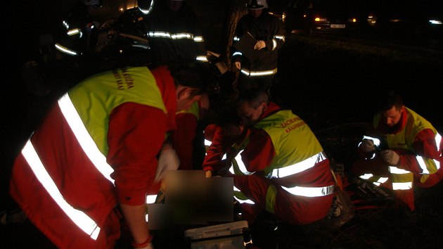 Octavia nabourala do stromu u Hradce Krlov, auto se nrazem rozplilo, spolujezdec zemel (12.12.2013).