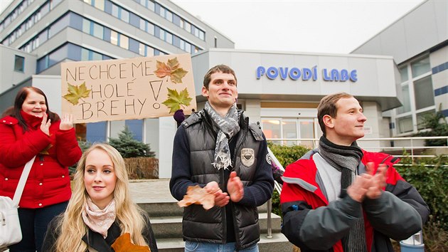 Hlavně studenti přišli v Hradci Králové demonstrovat před magistrát proti kácení stromů kolem řeky Orlice a pokračovali u sídla Povodí Labe (11.12.2013).