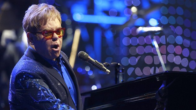 Elton John vystoupil 18.12. 2013 v pražské O2 aréně.