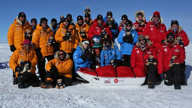 Účastníci výpravy na jižní pól ušli více než 300 kilometrů společně, původně ohlášený závod se nekonal. 