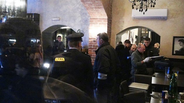 Policie obehnala Coco café disco bar v pražské Kaprově ulici páskou.